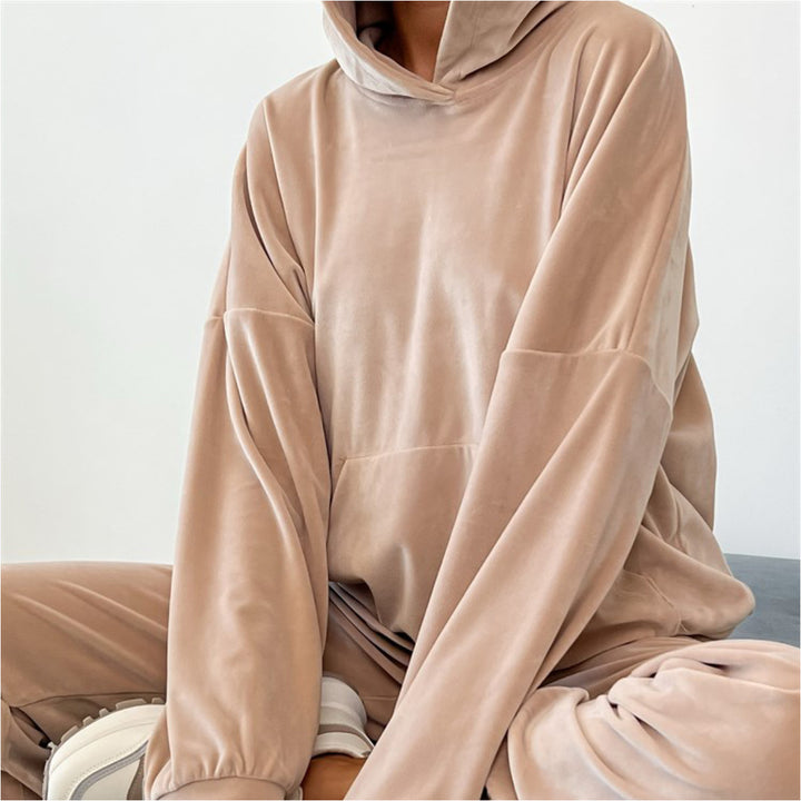 Kvinnelig komfortabel velour treningsdrakt med hette og elastisk midjebånd Skjora