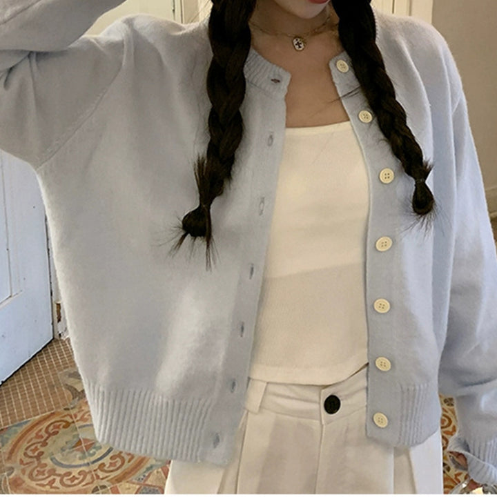 Kvinnens myke cardigan med fine knapper og moderne snitt Skjora