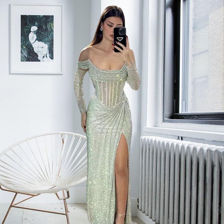 Kvinne Elegant Kveldsdress med Glitrende Smykke Detalj og Drapert Skjørt