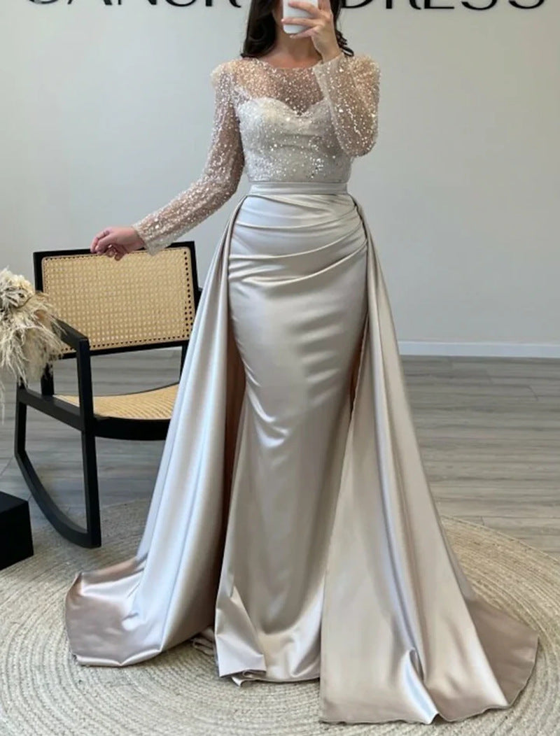 Kvinnelig Elegant Kveldskjole med Glitterdetaljer og Flytende Stoff