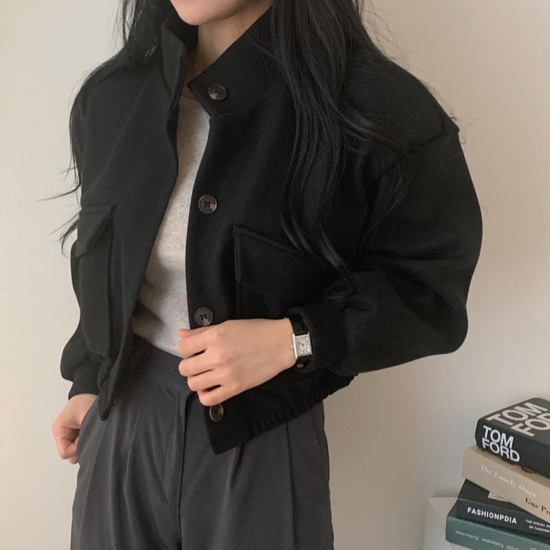 Damejakke laget av høykvalitets ullblanding med casual lommer og oversized snitt