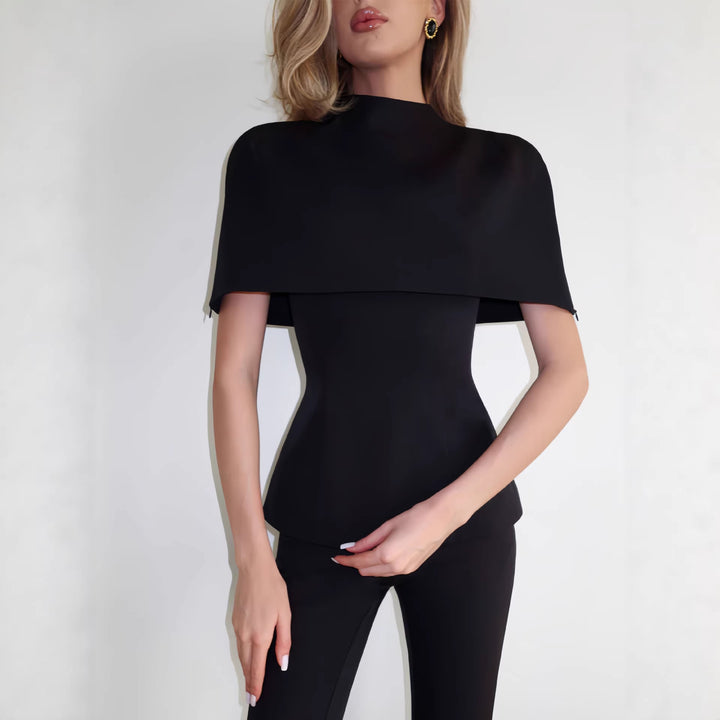 Kvinnens elegante topp med stilfull kappe-hals og figursydde design