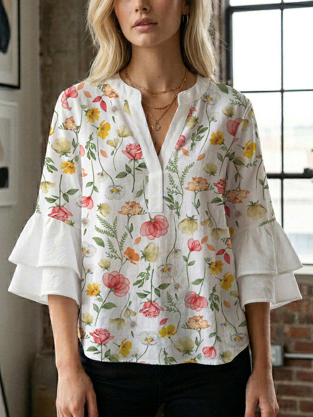 Damebluse med voluminøse ermer og blomsterdesign Skjora