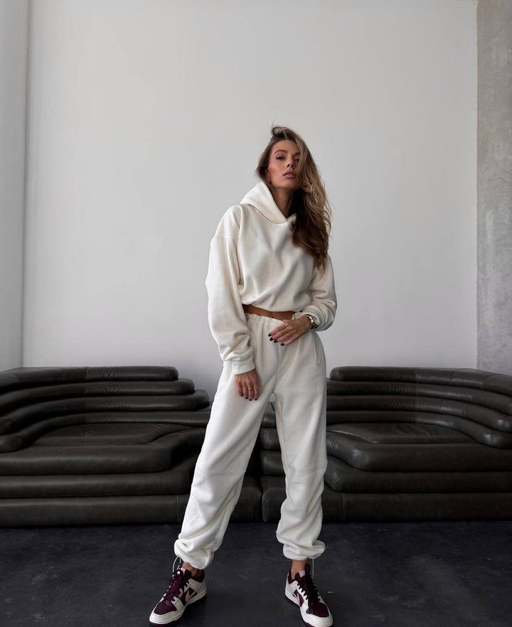 Kvinnelig komfortabel fleece jumpsuit med hette og elastisk midjebånd