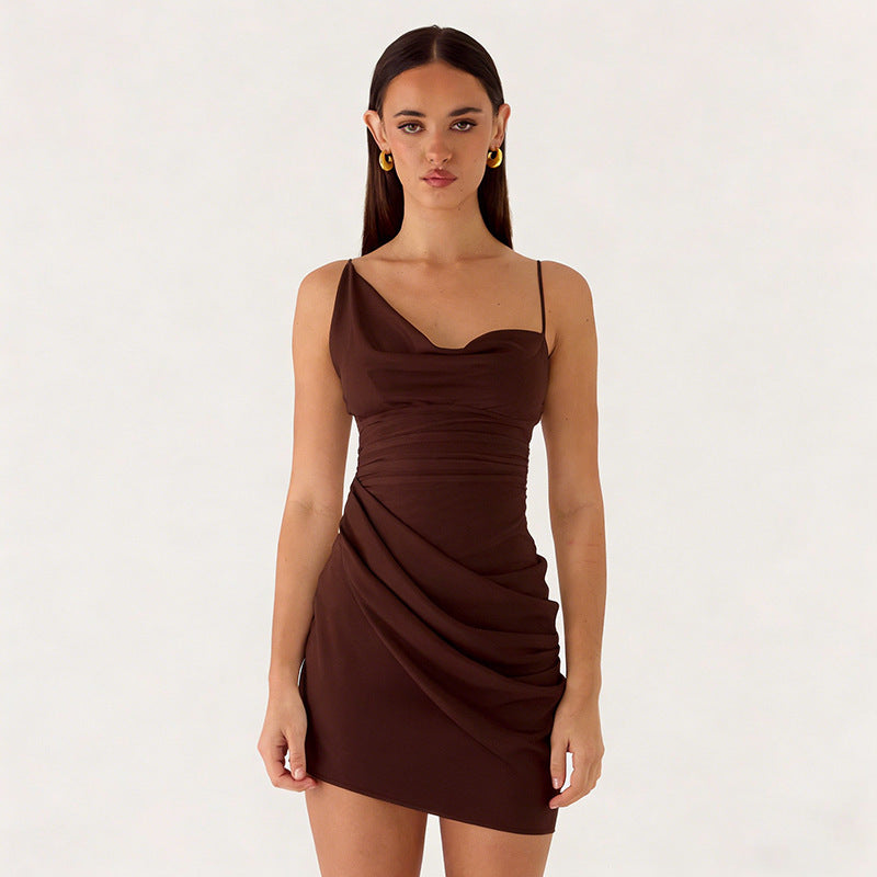 Dame Mini-festkjole med asymmetrisk utskjæring og innsnæring Skjora