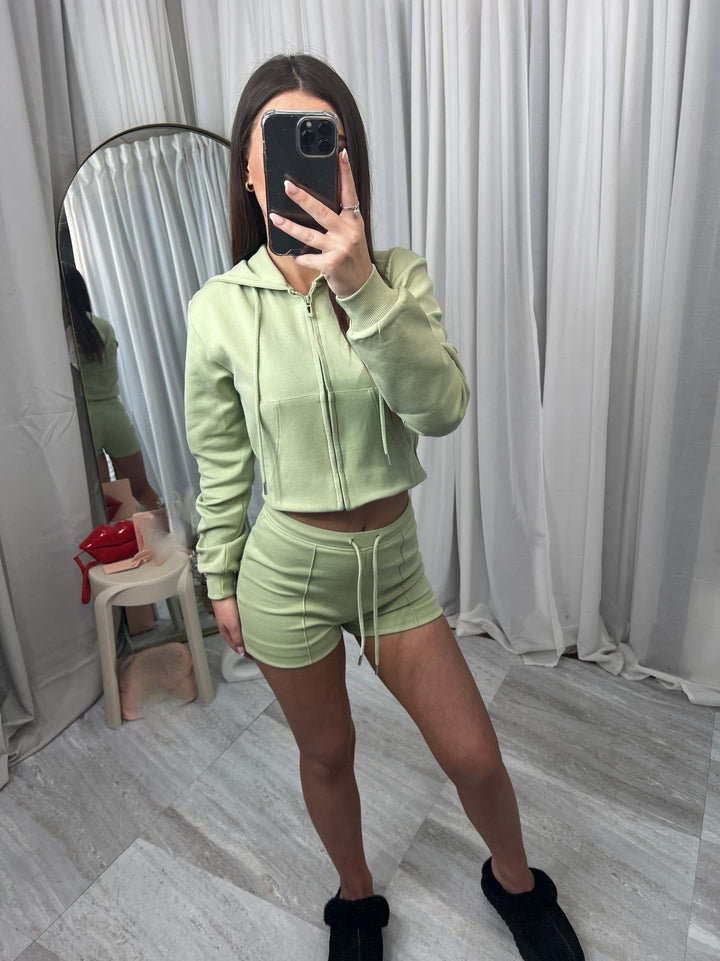 Kvinnors sportiga crop top och shorts set Skjora
