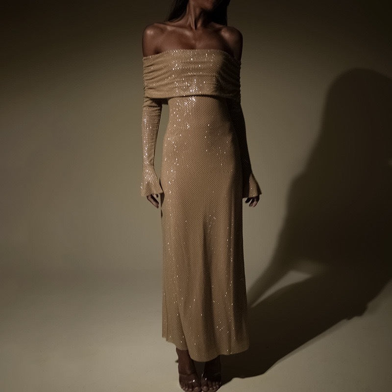 Dame tettsittende kjole med off-shoulder-design og glitrende detaljer Skjora