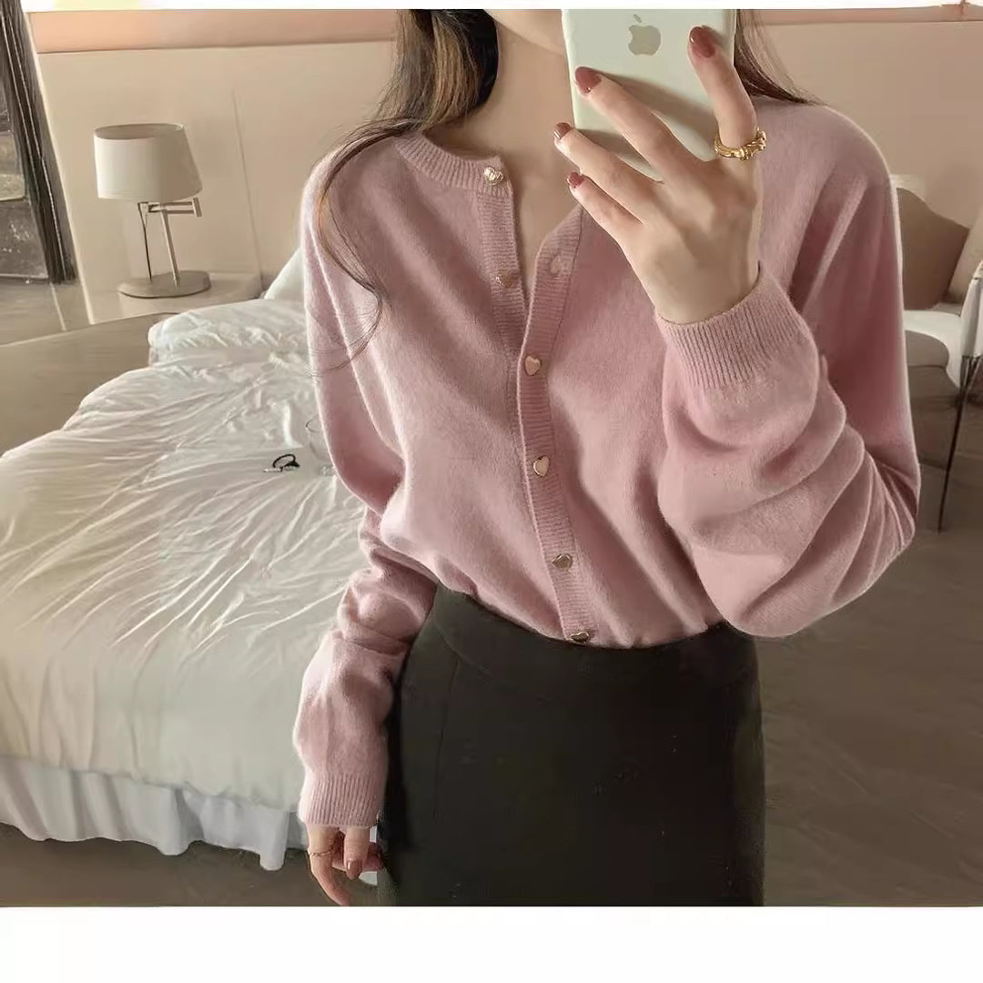 Kvinne Elegant Cardigan med Hjerteknapper og Fin Ribbestruktur Skjora