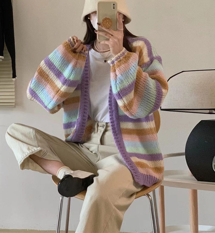 Kvinnenes chunky strikket cardigan med en avslappet passform og fargerikt stripet mønster Skjora