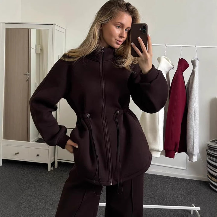 Kvinne fleece sportsdrakt med innovativ snor design og høy krage