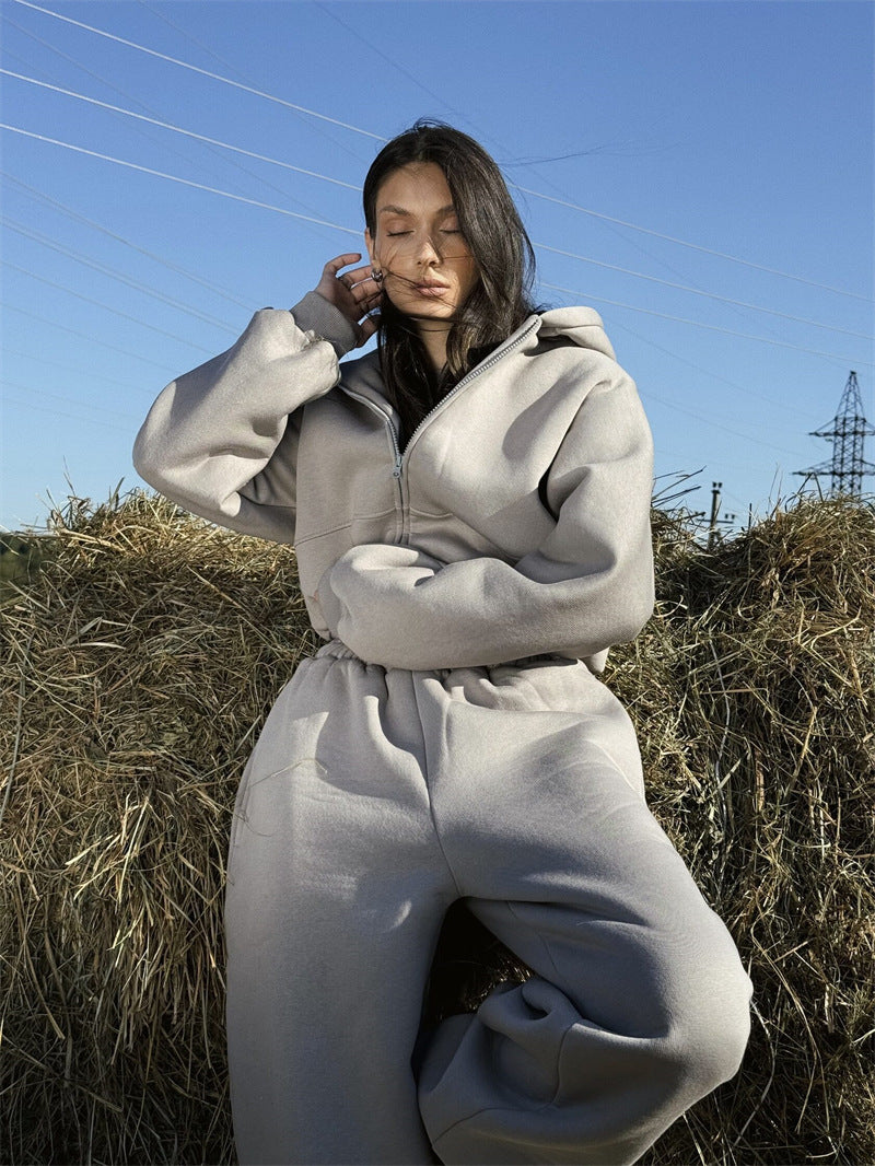 Kvinnes casual cropped sweatjakke og komfortable joggebukser sett Skjora