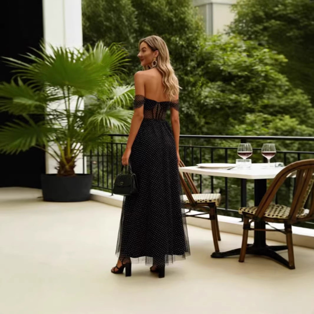 Kvinnens elegante av-shoulder maxi kjole med gjennomsiktige innsatser og prikkete mønster Skjora