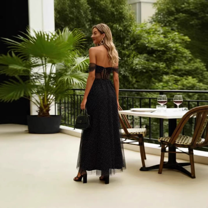 Kvinnens elegante av-shoulder maxi kjole med gjennomsiktige innsatser og prikkete mønster Skjora