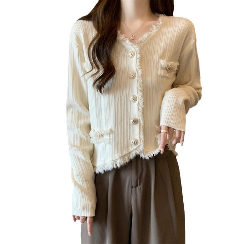Kvinnelig komfortabel cardigan med subtile frynser og fashionable knapper