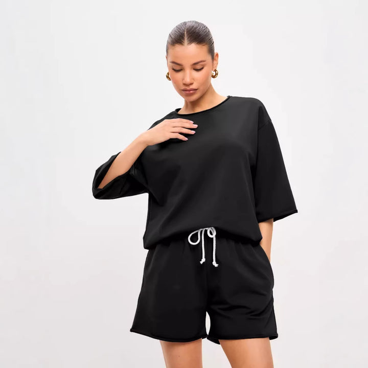 Kvinnes avslappet fritid drakt sett laget av myk bomullblanding med oversized T-skjorte og shorts