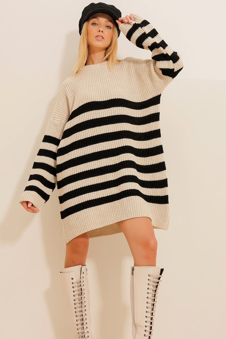 Kvinnes oversized strikket kjole med stripemønster Skjora
