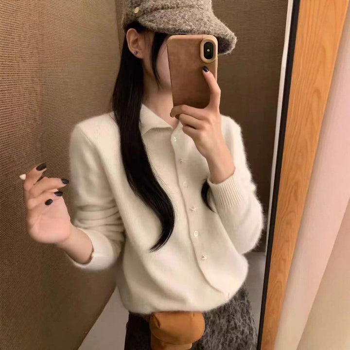 Kvinnenes elegante cardigan med høy krage og stjernemønstret detaljer Skjora