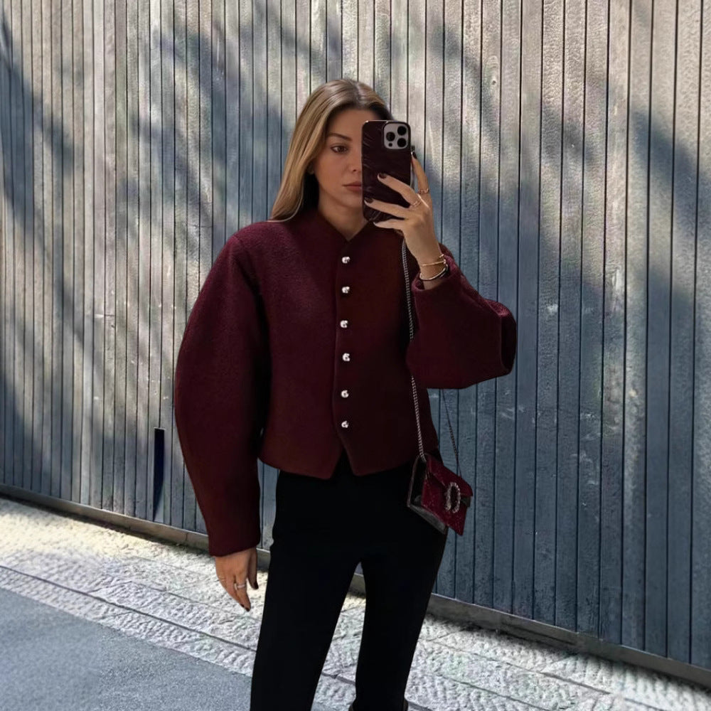 Dame elegant kort jakke med stilige knapper og voluminøse ermer Skjora