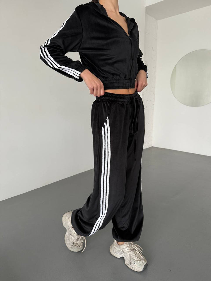 Kvinnelig fleece treningsdrakt med kort jakke og komfortabelt vid-snitt bukser Skjora