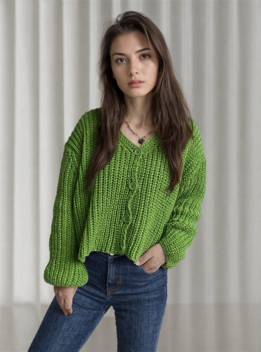 Kvinnenes kort cardigan med chunky strikkstruktur og store knapper Skjora