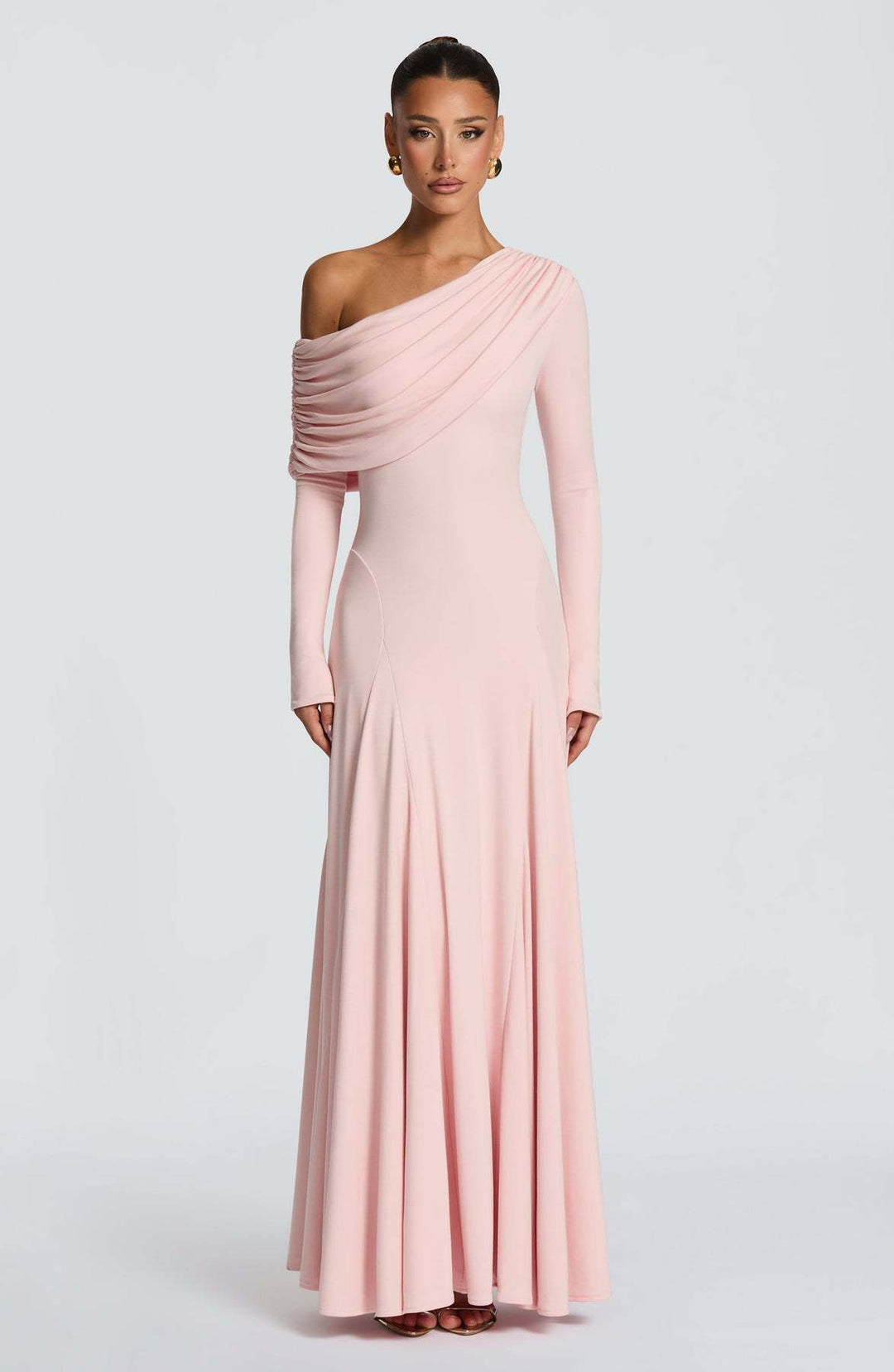 Kvinnens elegante langermede maxi-kjole med asymmetrisk draperingsdetalj