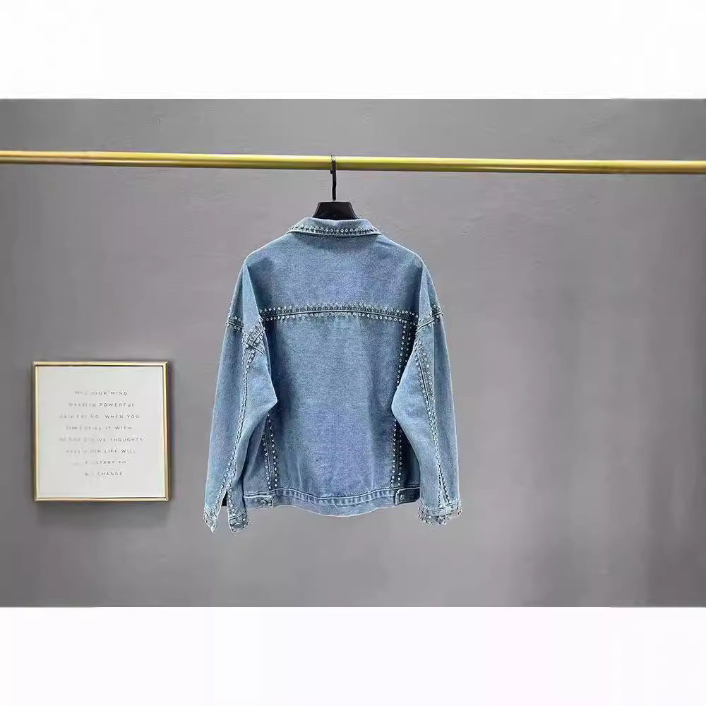 Dames moderne denimjakke med dekorative nagler Skjora