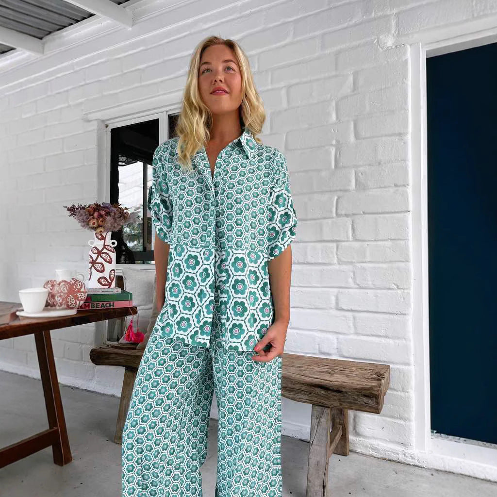 Kvinne chic bluse-bukse kombinasjon med blomstertrykk og løs passform