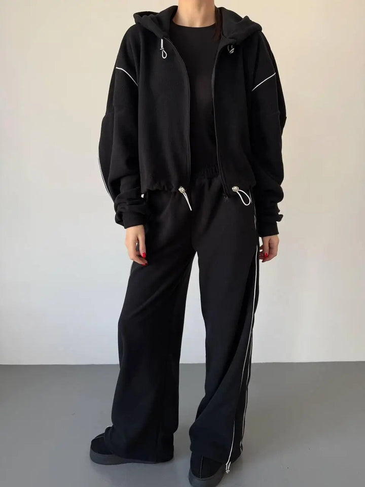 Kvinnenes avslappede hettegensers joggedrakt med løse bukser og side stripe Skjora