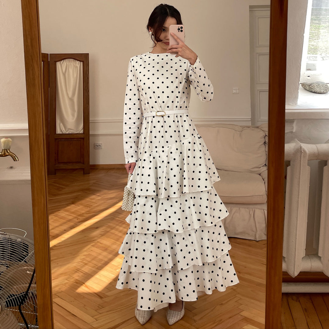 Kvinne maxi kjole med volangdetaljer og trendy prikkete design
