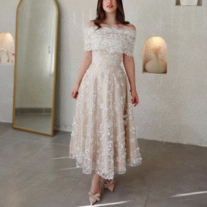 Elegant midi kjole for kvinner med brodert blondetopp og utsvingt skjørt
