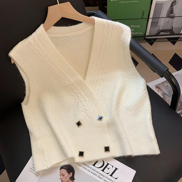 Damer strikket vest med moderne kabelmønster og elegante knappedetaljer Skjora