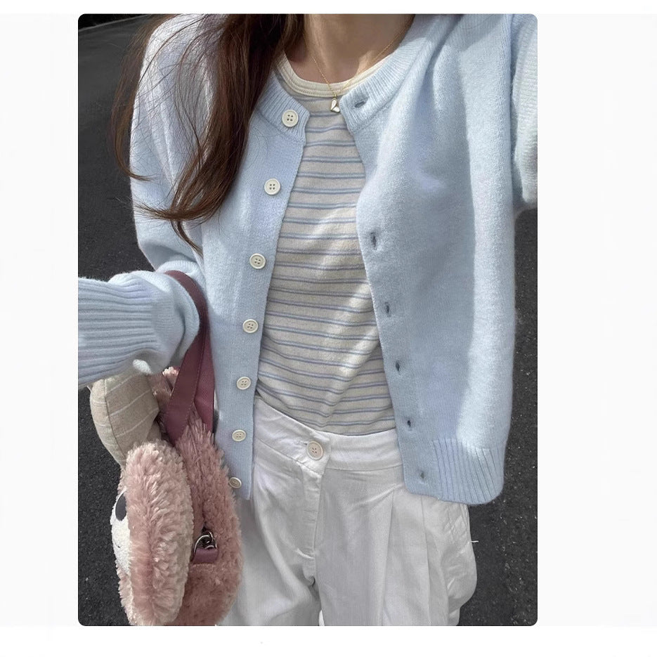 Kvinnes elegant kortermet cardigan med knappe-detaljer og fin vev Skjora