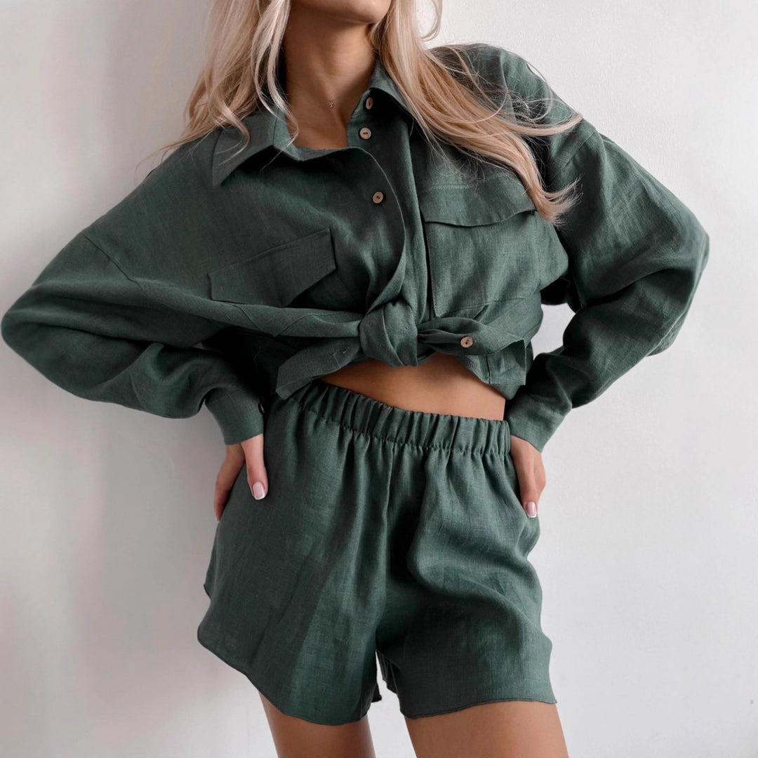 Kvinnelig elegant loungewear-sett laget av lett lin med feminin silhuett Skjora