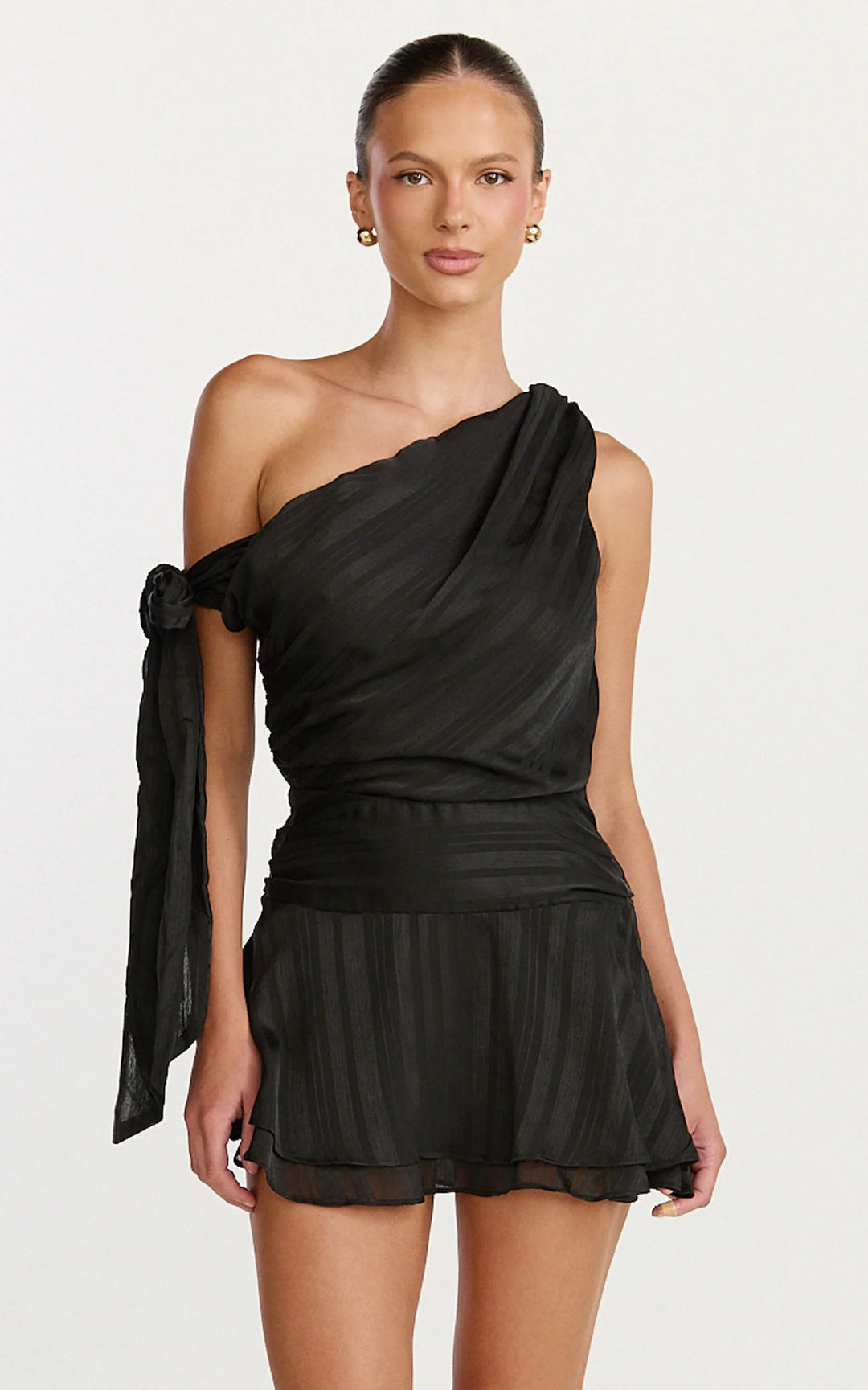Kvinne asymmetrisk mini kjole med elegant drapering og sidesløyfe Skjora