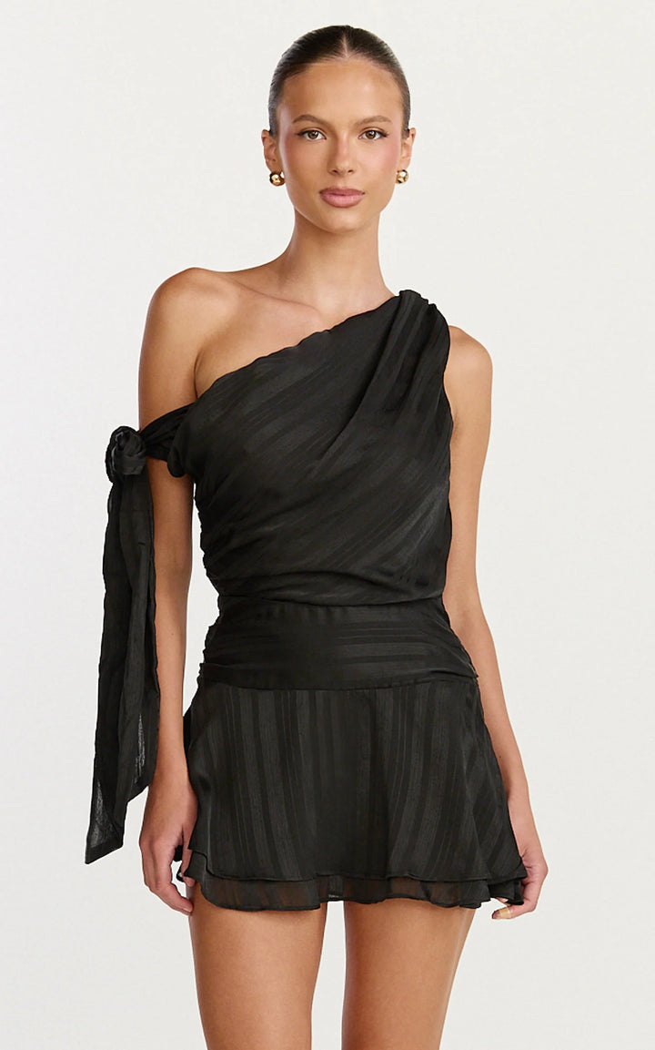 Kvinne asymmetrisk mini kjole med elegant drapering og sidesløyfe Skjora