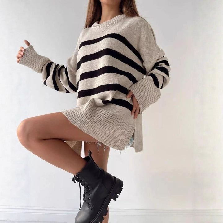 Kvinners oversized strikkegenser med moderne stripemønster og høy krage Skjora
