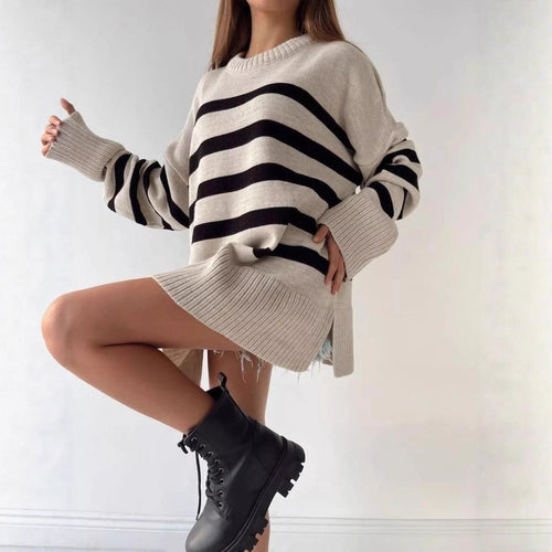 Kvinners oversized strikkegenser med moderne stripemønster og høy krage Skjora