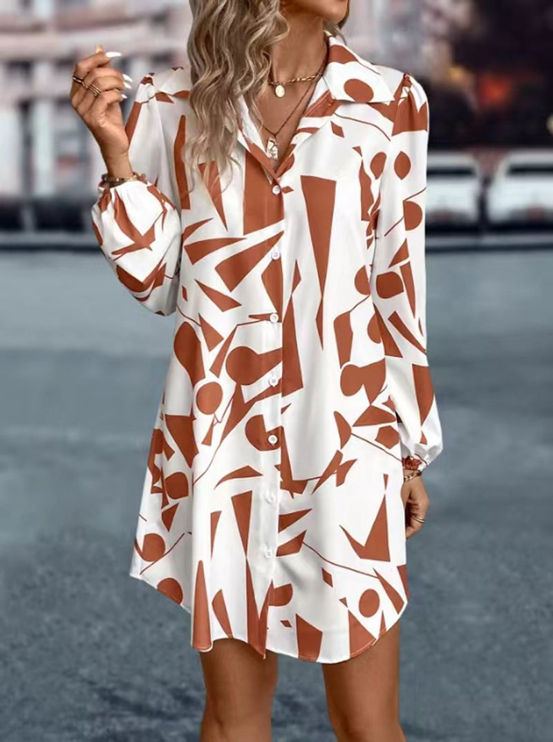 Kvinneblusekjole med geometrisk mønster og knappedetaljer Skjora