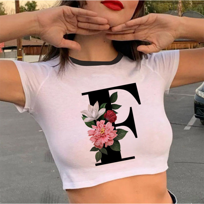 Dame cropped T-skjorte med blomstrede initialdesign Skjora