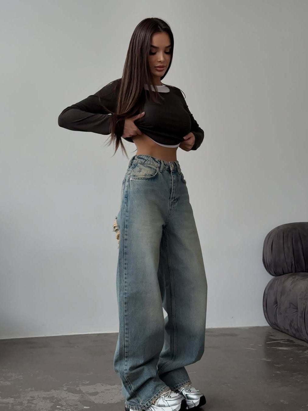 Kvinnenes Baggy Jeans i Vintage Stil med Slitte Detaljer og Høy Midje Skjora