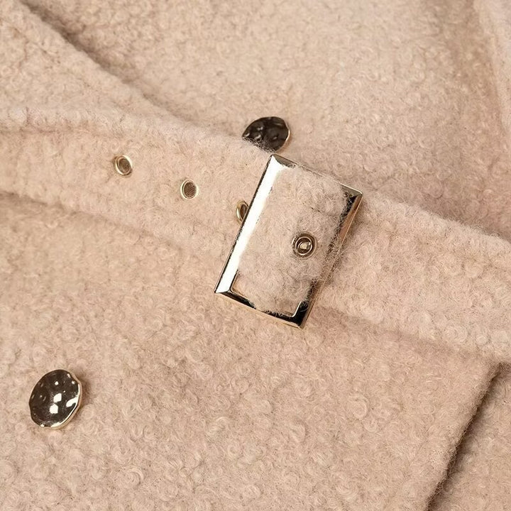 Kvinnenes elegante quiltede frakk med belte og stilfull krage Skjora