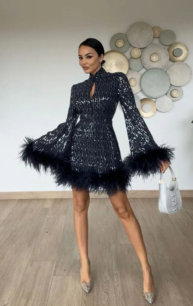 Kvinnes Glamorous Mini Kjole med Paljetter og Fjær Skjora
