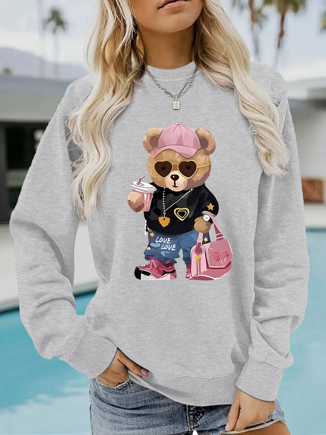 Kvinnegenser med unikt tegneserie-bjørn design og trendy tekst Skjora