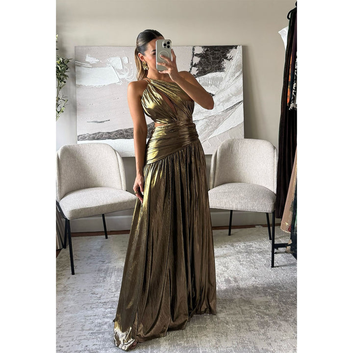Kvinnens glamorøse omslagskjole med en asymmetrisk silhuett og elegante utskjæringer