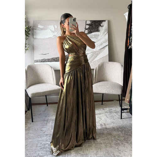 Kvinnens glamorøse omslagskjole med en asymmetrisk silhuett og elegante utskjæringer
