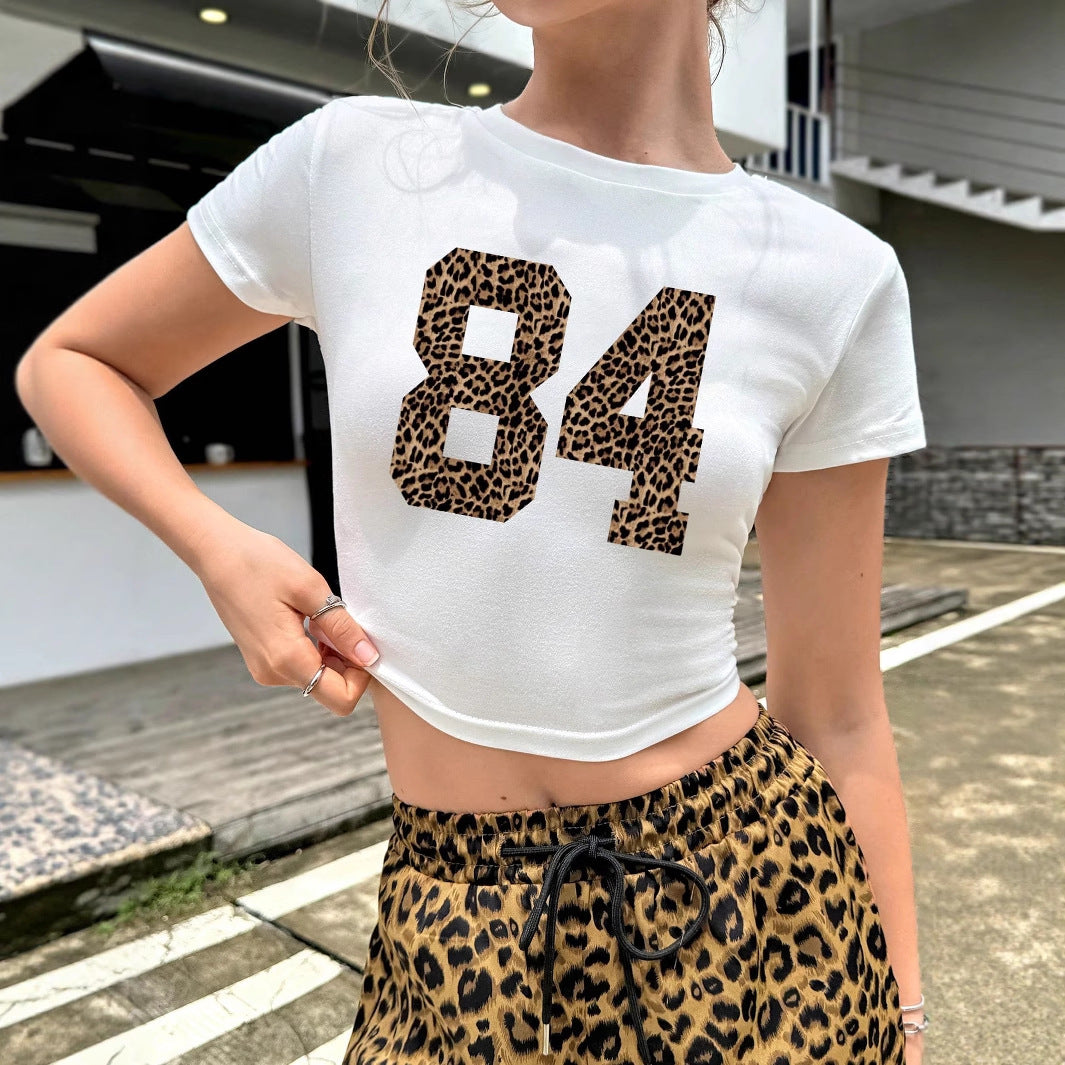 Dame Cropped T-skjorte med dyremotiv og sporty vibe Skjora