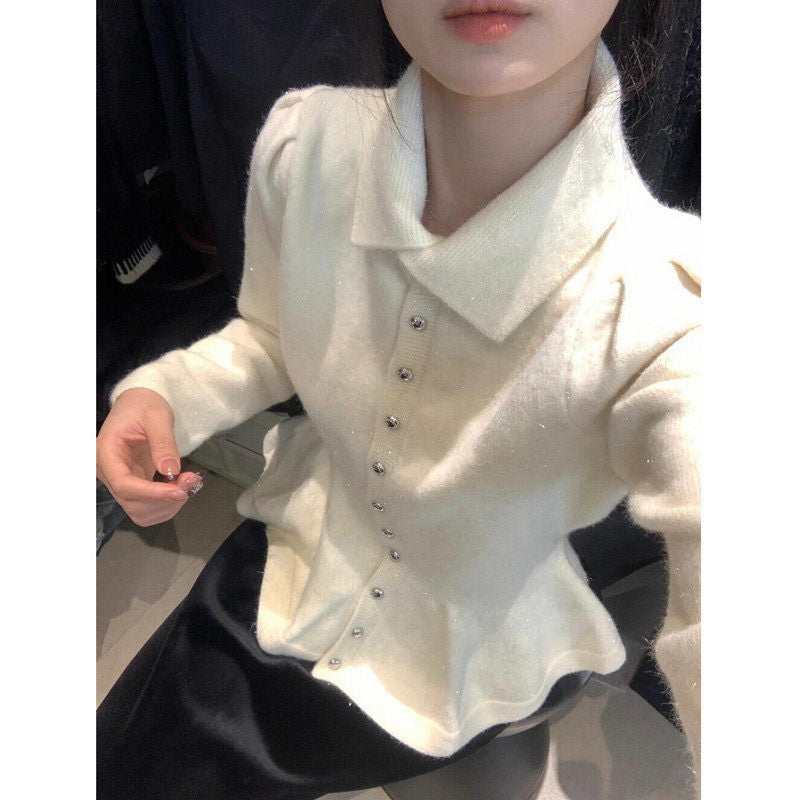 Kvinnelig peplum topp laget av myk strikk med elegante knapper Skjora