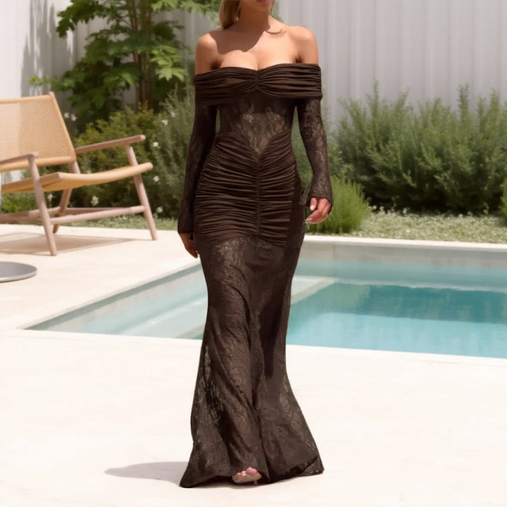 Kvinne maxi kjole med stilige rynker og off-shoulder design