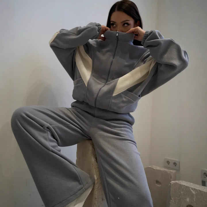 Kvinnelig avslappet fleece joggedress med høy stående krage og praktiske lommer