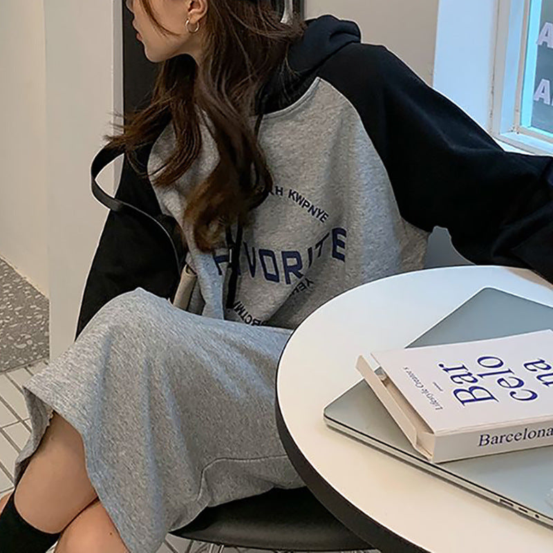 Dame hoodie kjole i avslappet oversized stil med grafisk trykk og sidelommer